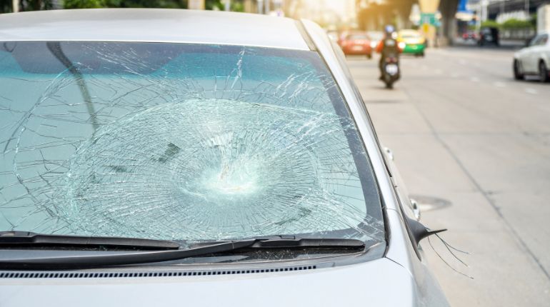 Dealing with a Broken Windshield in Lincoln: Expert Tips